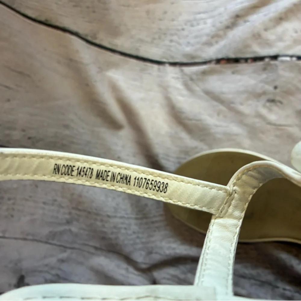 5/$20 Atmosphere Womens White Floral Bridal Beach Wedding T-Strap Sandal Sz9 GUC